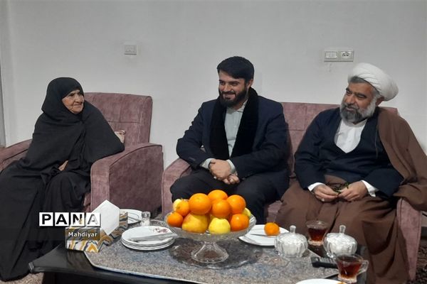 تقدیر از خانواده‌های شهدا بخش جوادآباد در سالروز وفات حضرت ام‌‌‌البنین(س)