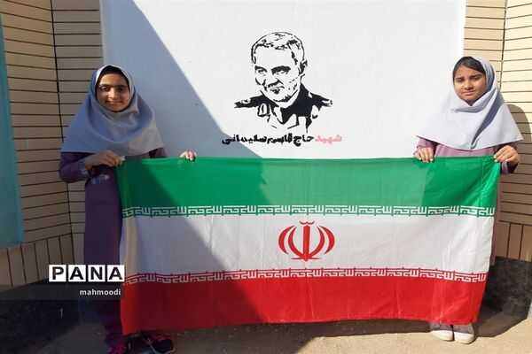 نقاشی تصویر سردار دل‌ها توسط دانش‌آموزان