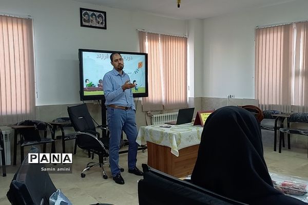 کارگاه مهارت فرزند‌پروری به صورت قطبی در آموزش و پرورش رودهن