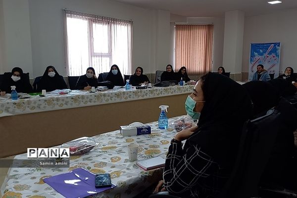 کارگاه مهارت فرزند‌پروری به صورت قطبی در آموزش و پرورش رودهن