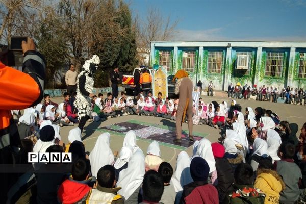 اجرای نمایش قوانین راهنمایی و رانندگی در مدرسه امام محمد باقر(ع) شهر جوادآباد