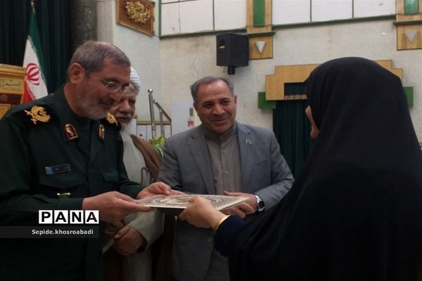 تجلیل از خانواده شهدا و اهدا حکم فرماندهی مدیران مدارس در پاکدشت