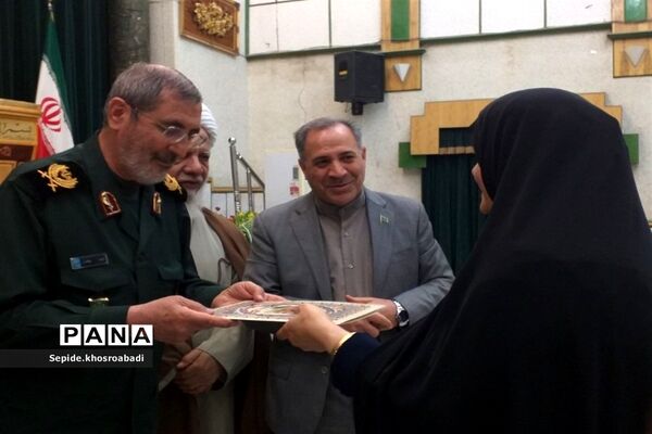 تجلیل از خانواده شهدا و اهدا حکم فرماندهی مدیران مدارس در پاکدشت