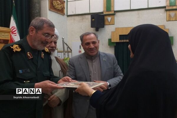تجلیل از خانواده شهدا و اهدا حکم فرماندهی مدیران مدارس در پاکدشت