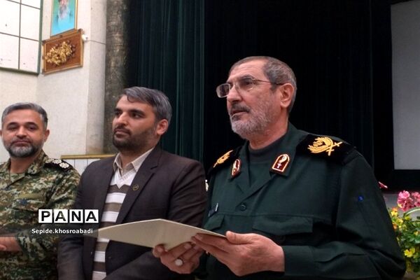 تجلیل از خانواده شهدا و اهدا حکم فرماندهی مدیران مدارس در پاکدشت