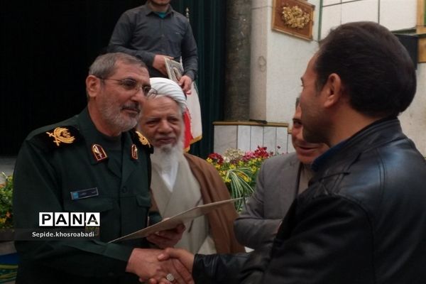 تجلیل از خانواده شهدا و اهدا حکم فرماندهی مدیران مدارس در پاکدشت