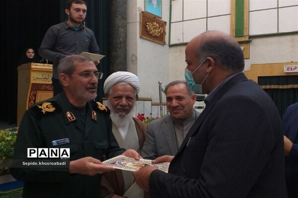 تجلیل از خانواده شهدا و اهدا حکم فرماندهی مدیران مدارس در پاکدشت