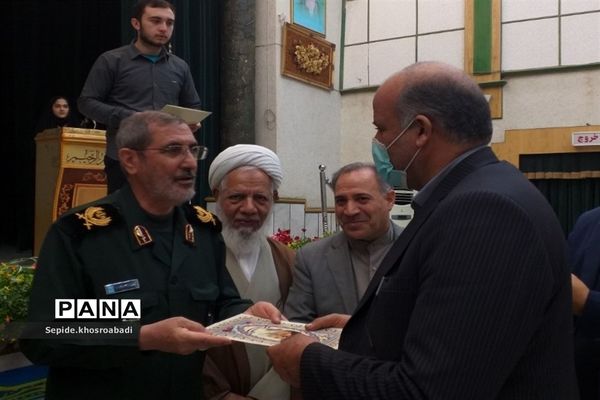تجلیل از خانواده شهدا و اهدا حکم فرماندهی مدیران مدارس در پاکدشت