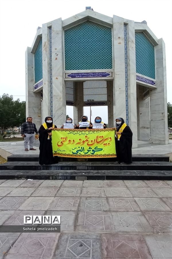 غبارروبی مزار شهدا توسط اعضای سازمان دانش‌آموزی شادگانی به‌مناسبت دهه بصیرت و مقاومت