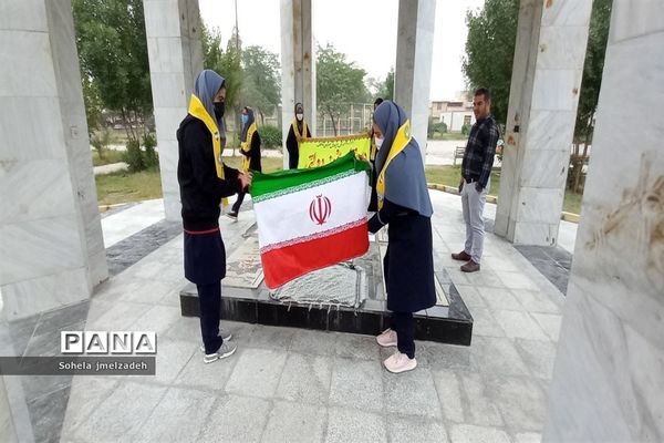 غبارروبی مزار شهدا توسط اعضای سازمان دانش‌آموزی شادگانی به‌مناسبت دهه بصیرت و مقاومت