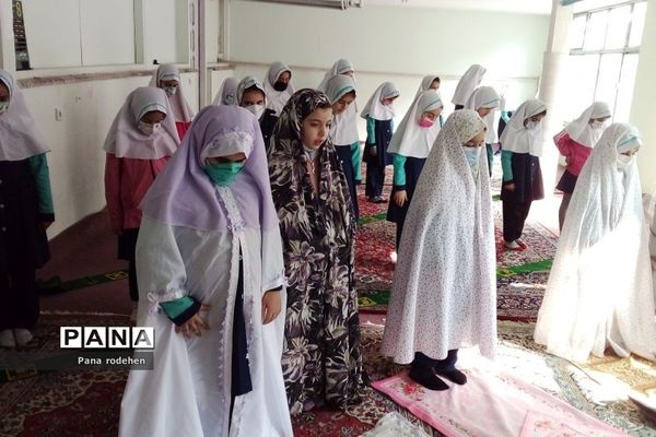 برگزاری نماز‌جماعت در دبستان سما۲ رودهن