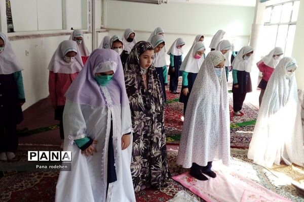 برگزاری نماز‌جماعت در دبستان سما۲ رودهن