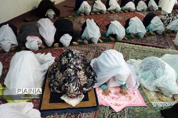 برگزاری نماز‌جماعت در دبستان سما۲ رودهن