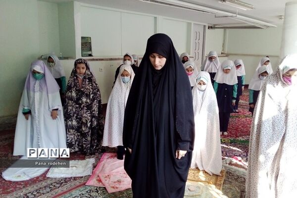 برگزاری نماز‌جماعت در دبستان سما۲ رودهن