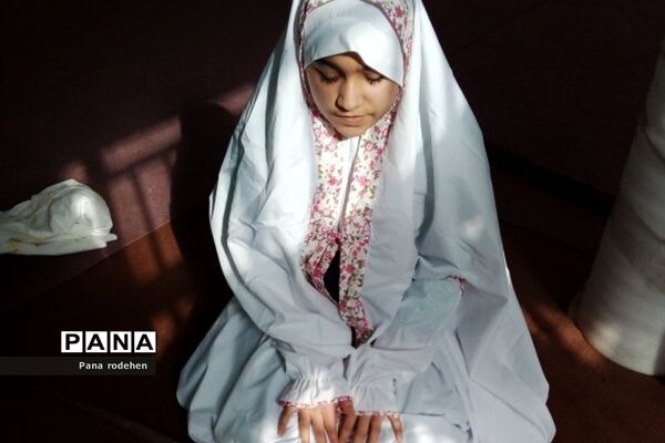 برگزاری نماز‌جماعت در دبستان سما۲ رودهن