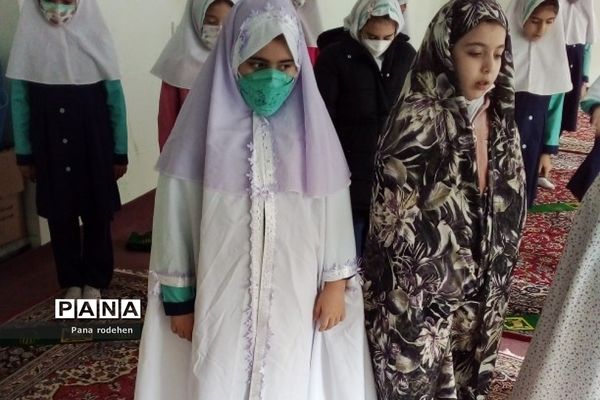 برگزاری نماز‌جماعت در دبستان سما۲ رودهن