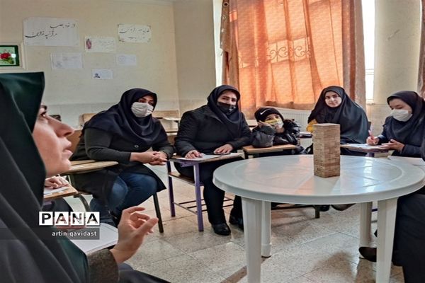 برگزاری دوره آموزشی بازی‌های فکری رویش ویژه مربیان ناحیه 3 شیراز