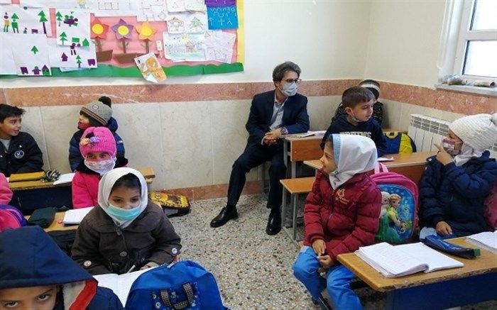 دیدار صمیمانه مدیرآموزش و پرورش بیرجند با دانش‌آموزان مدارس حاشیه شهر