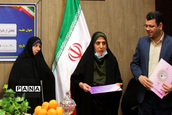آیین گرامیداشت مقام زن و مادر در اداره آموزش و پرورش بهارستان 2