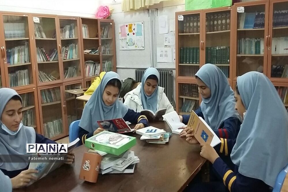 دومین نشست کتاب‌خوان در دبیرستان شایستگان ملارد