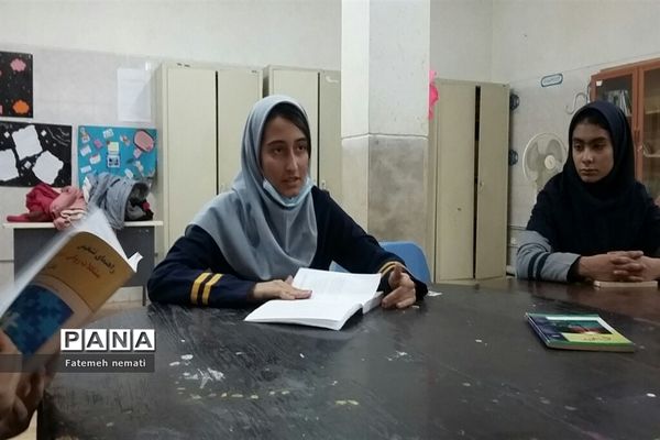 دومین نشست کتاب‌خوان در دبیرستان شایستگان ملارد