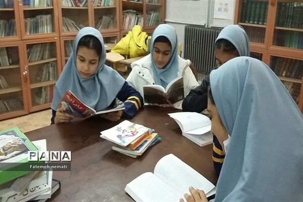 دومین نشست کتاب‌خوان در دبیرستان شایستگان ملارد
