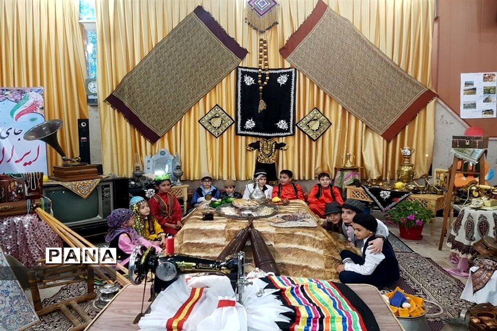 نمایشگاه  هویت ملی با رویکرد اتحاد اقوام ایرانی در دبستان پسرانه هدایت منطقه۴