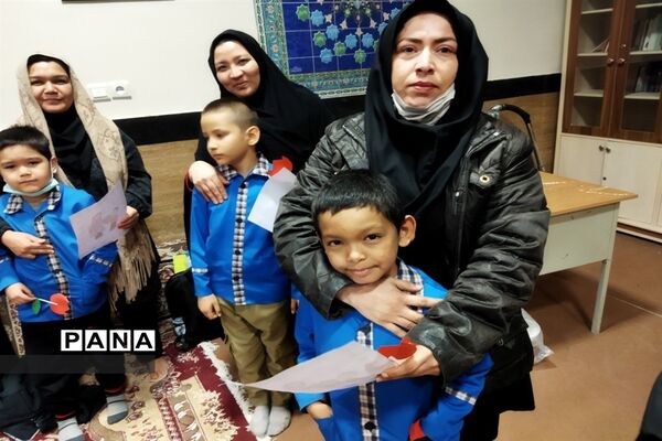 بوسه بر دستان مادر توسط دانش‌آموزان مدرسه شیخ فضل‌الله نوری صفادشت