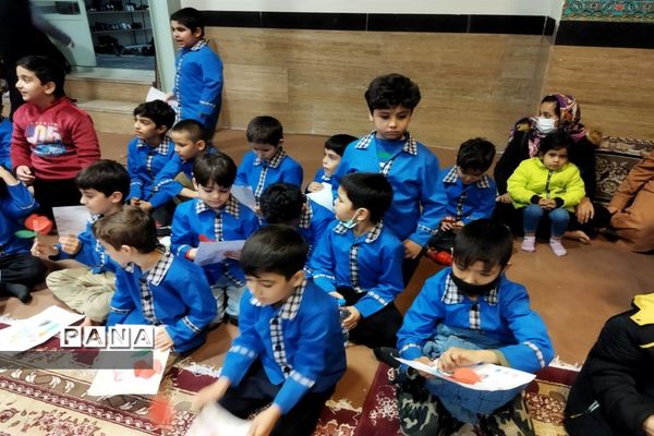 بوسه بر دستان مادر توسط دانش‌آموزان مدرسه شیخ فضل‌الله نوری صفادشت