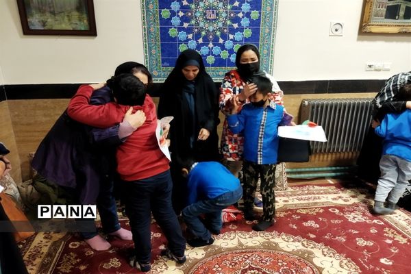 بوسه بر دستان مادر توسط دانش‌آموزان مدرسه شیخ فضل‌الله نوری صفادشت