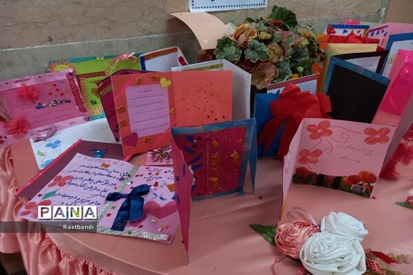 برپایی نمایشگاه ساخت کارت تبریک به مناسبت روز مادردر دبستان فرهیختگان منطقه ۱۳