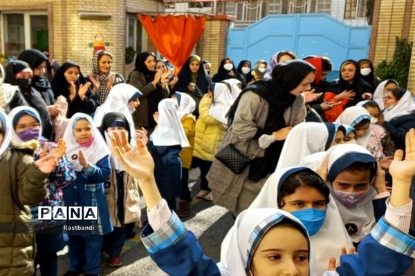 جشن روز مادر در دبستان دخترانه فیروزه منطقه ۱۳