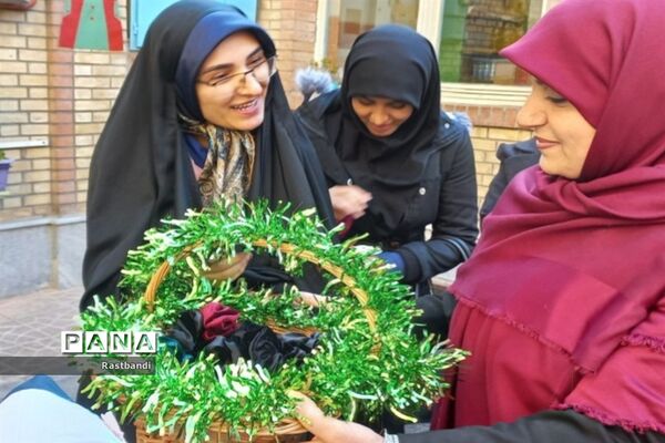 جشن روز مادر در دبستان دخترانه فیروزه منطقه ۱۳