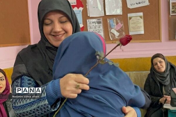 مراسم دست‌بوسی مادر در دبستان شهید سجادیان رودهن