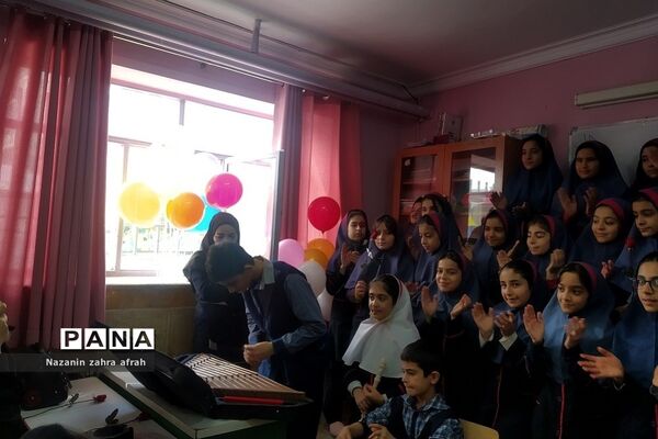 مراسم دست‌بوسی مادر در دبستان شهید سجادیان رودهن