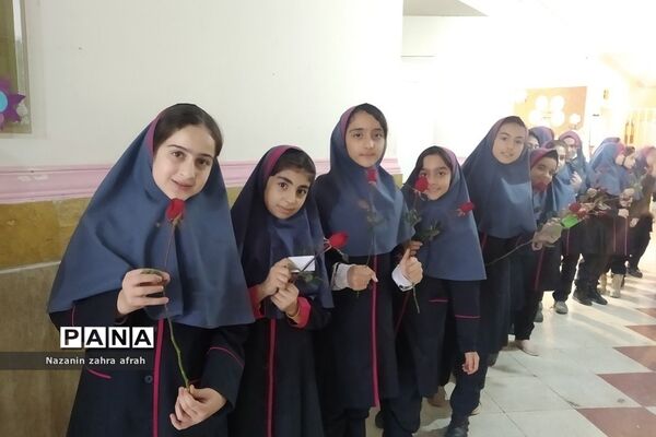 مراسم دست‌بوسی مادر در دبستان شهید سجادیان رودهن