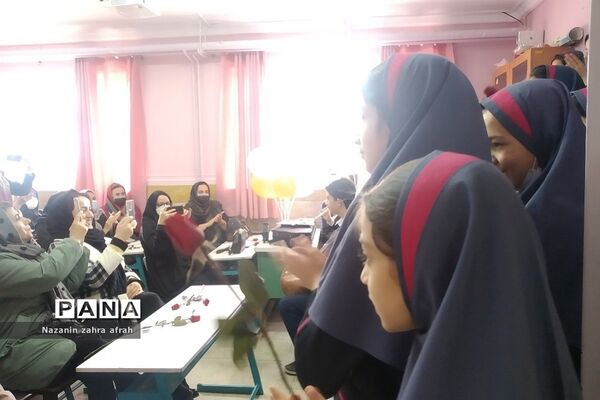 مراسم دست‌بوسی مادر در دبستان شهید سجادیان رودهن