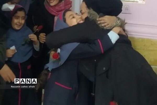 مراسم دست‌بوسی مادر در دبستان شهید سجادیان رودهن