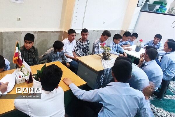 برگزاری نشست‌ها و جلسات بصیرتی و آموزشی در دبیرستان امام علی(ع)