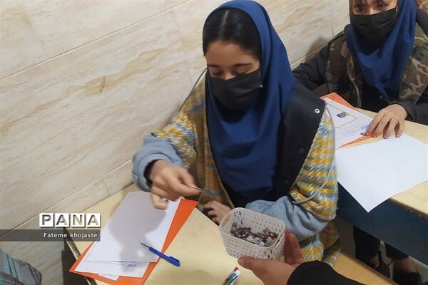 توزیع قرص آهن در مدرسه ندای زهرا قرچک