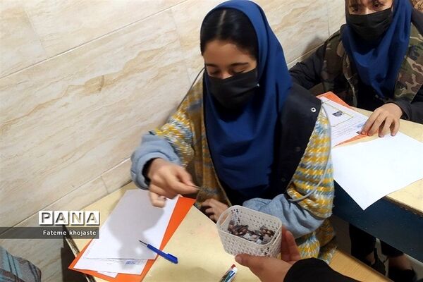 توزیع قرص آهن در مدرسه ندای زهرا قرچک