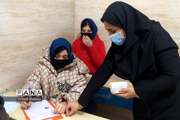توزیع قرص آهن در مدرسه ندای زهرا قرچک