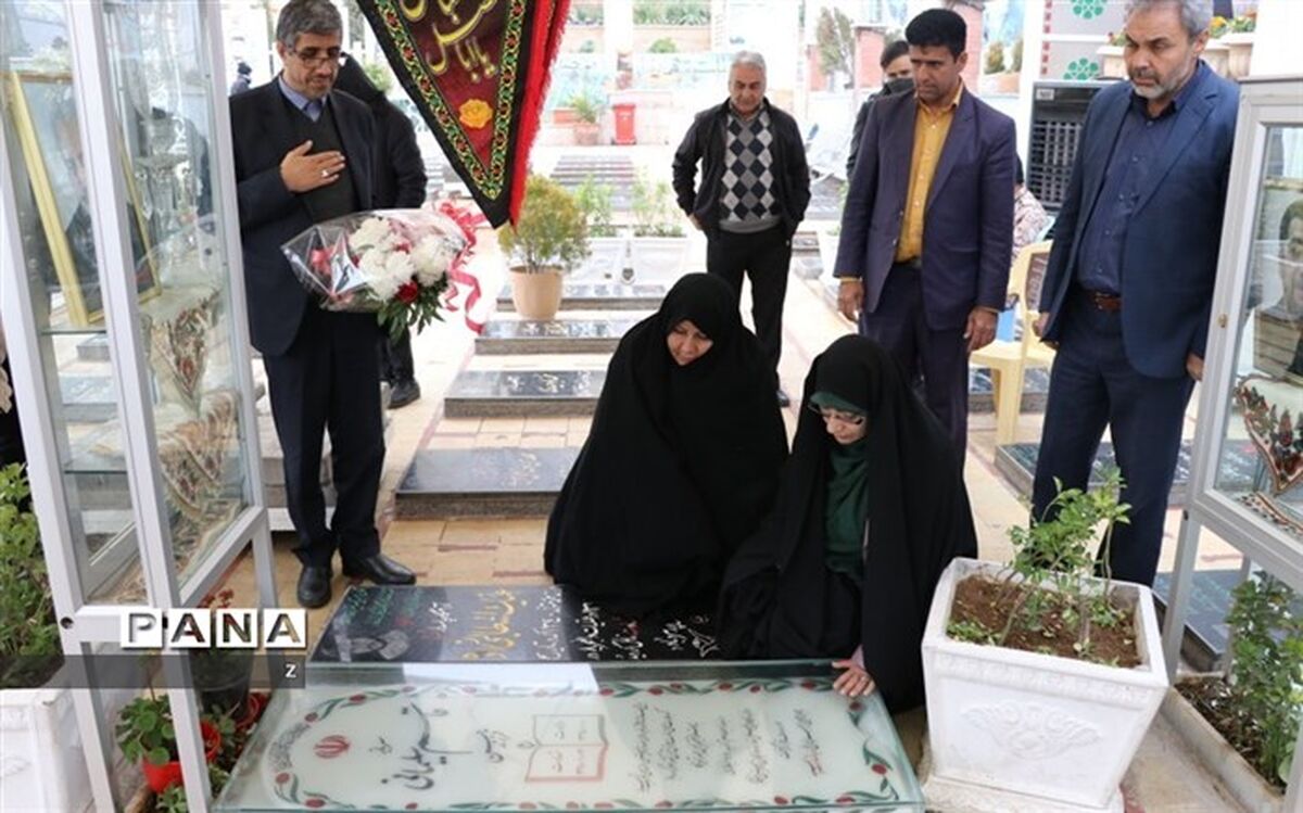 ادای احترام معاون آموزش ابتدایی وزیر آموزش و پرورش به مقام شهدای کرمان