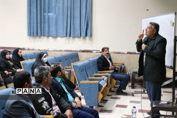 همایش توانمندسازی دبیران و اولیا در ابرکوه