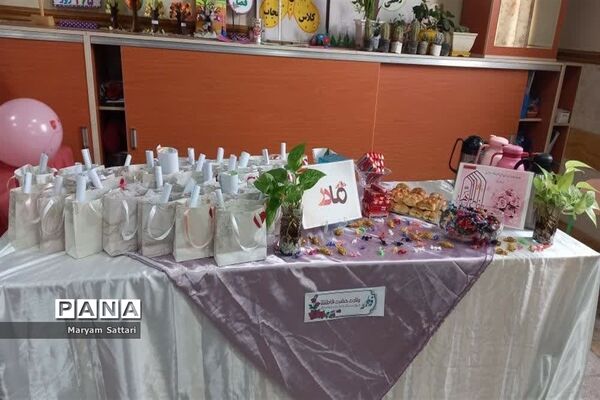 جشن دانش‌آموزی گرامیداشت روز مادر در آموزشگاه شاهد فاطمه زهرا(س) اسلامشهر