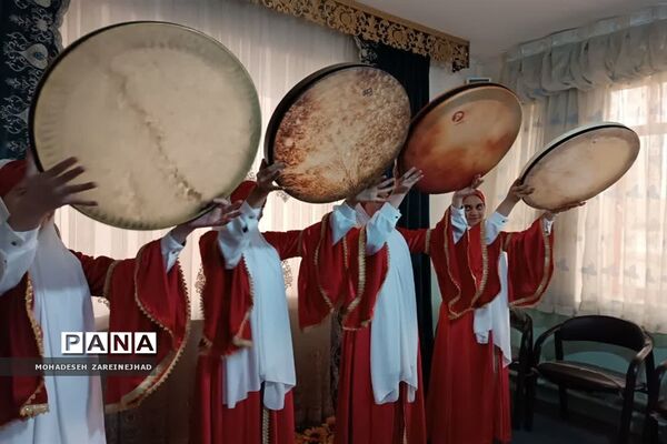برگزاری مراسم روز مادر و روز زن در دبیرستان‌ شهید‌ زهره‌‌وند قرچک