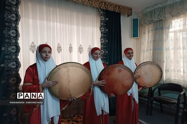 برگزاری مراسم روز مادر و روز زن در دبیرستان‌ شهید‌ زهره‌‌وند قرچک