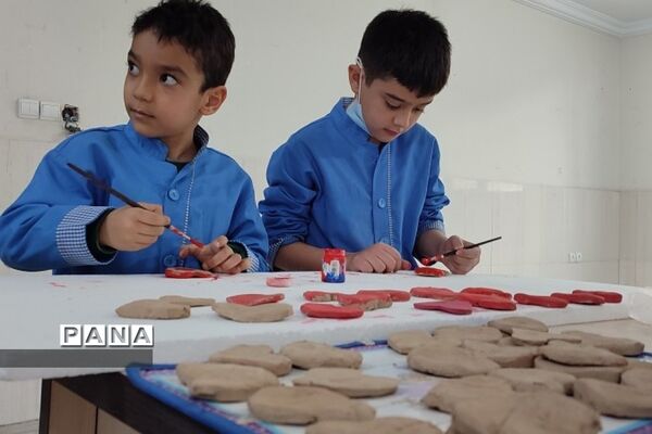 دست‌سازه‌های سفالی دانش‌آموزان دبستان هموطن ۲ رودهن برای روز مادر