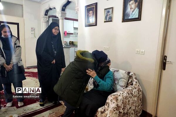 دیدار دانش‌آموزان دبیرستان تربیت رودهن با مادر شهید نادر همتی از شهدای رودهن