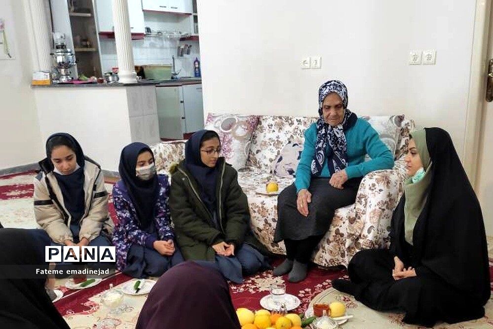 دیدار دانش‌آموزان دبیرستان تربیت رودهن با مادر شهید نادر همتی از شهدای رودهن